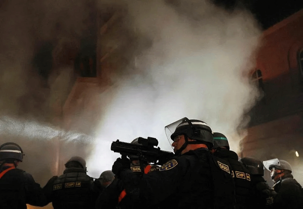 Batı yine sınıfta kaldı! Katil İsrail karşıtı öğrencilere cop, gaz, kelepçe