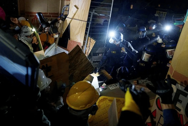 Foto - Batı yine sınıfta kaldı! Katil İsrail karşıtı öğrencilere cop, gaz, kelepçe