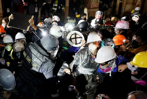 Foto - Batı yine sınıfta kaldı! Katil İsrail karşıtı öğrencilere cop, gaz, kelepçe