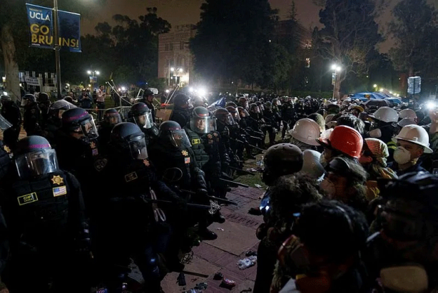 Foto - Batı yine sınıfta kaldı! Katil İsrail karşıtı öğrencilere cop, gaz, kelepçe