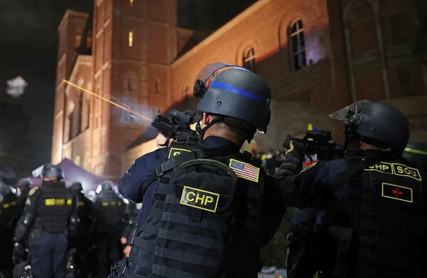 Foto - Batı yine sınıfta kaldı! Katil İsrail karşıtı öğrencilere cop, gaz, kelepçe