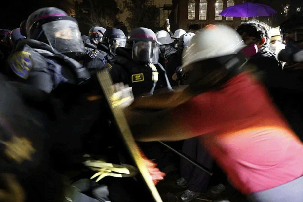 Foto - Batı yine sınıfta kaldı! Katil İsrail karşıtı öğrencilere cop, gaz, kelepçe