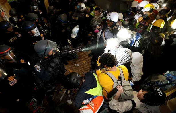 Foto - Batı yine sınıfta kaldı! Katil İsrail karşıtı öğrencilere cop, gaz, kelepçe