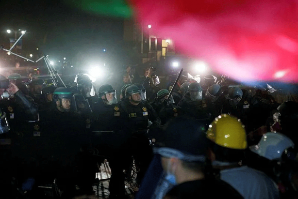 Foto - Batı yine sınıfta kaldı! Katil İsrail karşıtı öğrencilere cop, gaz, kelepçe