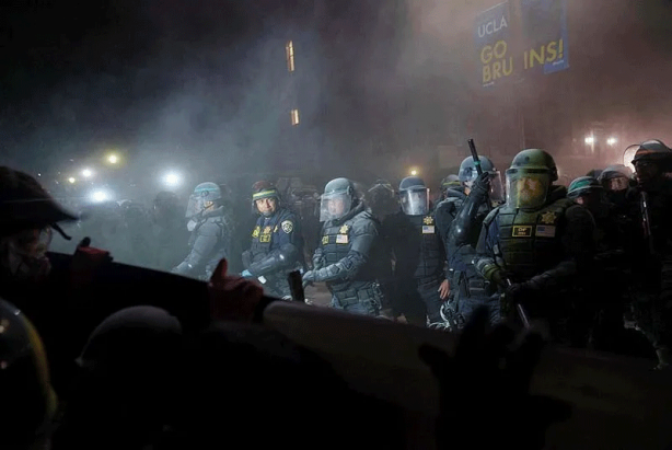 Foto - Batı yine sınıfta kaldı! Katil İsrail karşıtı öğrencilere cop, gaz, kelepçe