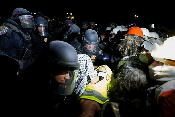 Foto - Batı yine sınıfta kaldı! Katil İsrail karşıtı öğrencilere cop, gaz, kelepçe