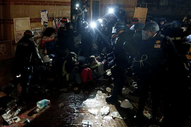 Foto - Batı yine sınıfta kaldı! Katil İsrail karşıtı öğrencilere cop, gaz, kelepçe