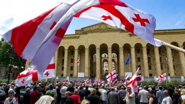Foto - Batının baskısına rağmen Gürcistan tartışmalı yasayı onayladı!