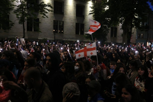 Foto - Batının baskısına rağmen Gürcistan tartışmalı yasayı onayladı!