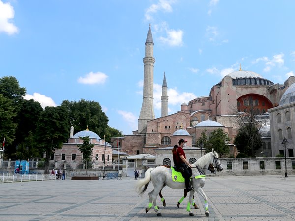 Foto - Batı'nın dikkatinin üzerinde olduğu Ayasofya Camii önünde atlı devriye