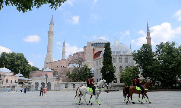 Batı'nın dikkatinin üzerinde olduğu Ayasofya Camii önünde atlı devriye