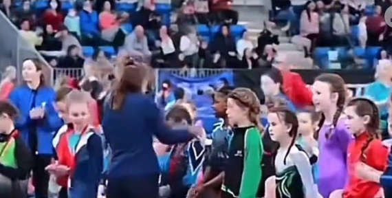 Batı’nın gerçek yüzü IRKÇILIK! Küçük kıza yapılanlar yürek burktu