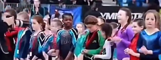 Foto - Batı’nın gerçek yüzü IRKÇILIK! Küçük kıza yapılanlar yürek burktu