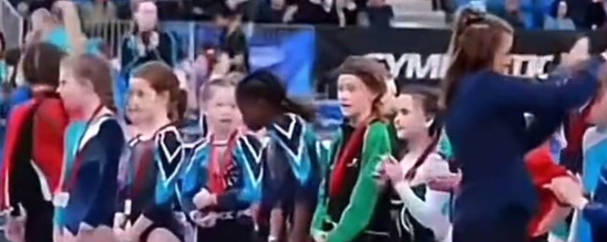 Foto - Batı’nın gerçek yüzü IRKÇILIK! Küçük kıza yapılanlar yürek burktu