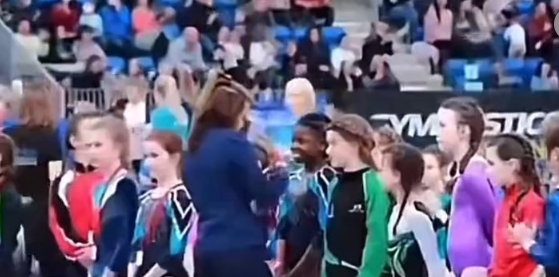 Foto - Batı’nın gerçek yüzü IRKÇILIK! Küçük kıza yapılanlar yürek burktu