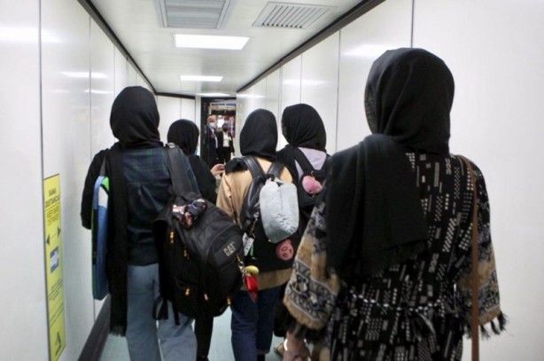 Foto - Batı'nın ikiyüzlülüğü! Mülteci olarak Afgan robotik ekibi üyelerini kabul ettiler