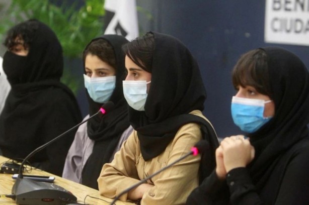 Foto - Batı'nın ikiyüzlülüğü! Mülteci olarak Afgan robotik ekibi üyelerini kabul ettiler