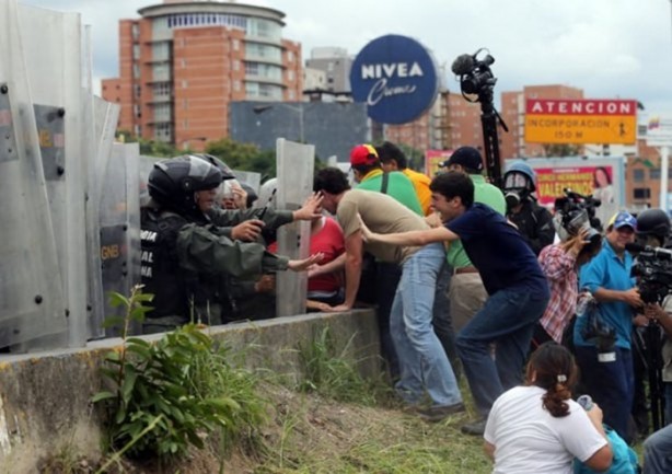 Foto - Batmak üzere olan Venezuela'dan çarpıcı kareler