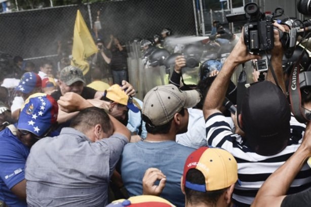 Foto - Batmak üzere olan Venezuela'dan çarpıcı kareler