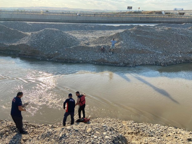 Foto - Batman Çayı'nda 2 kişi mahsur kaldı