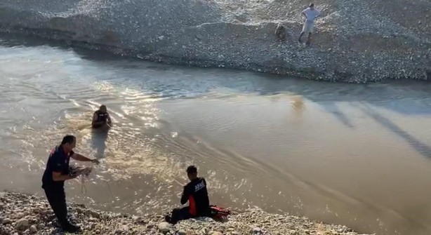 Foto - Batman Çayı'nda 2 kişi mahsur kaldı