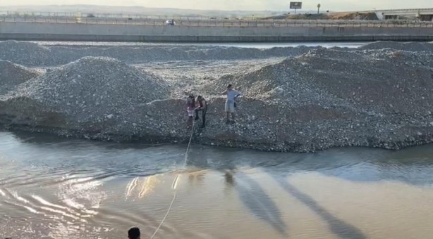 Foto - Batman Çayı'nda 2 kişi mahsur kaldı