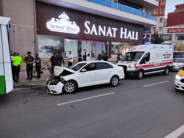 Foto - Batman’da otomobil belediye otobüsüne arkadan çarptı