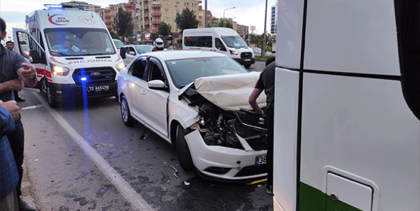 Batman’da otomobil belediye otobüsüne arkadan çarptı
