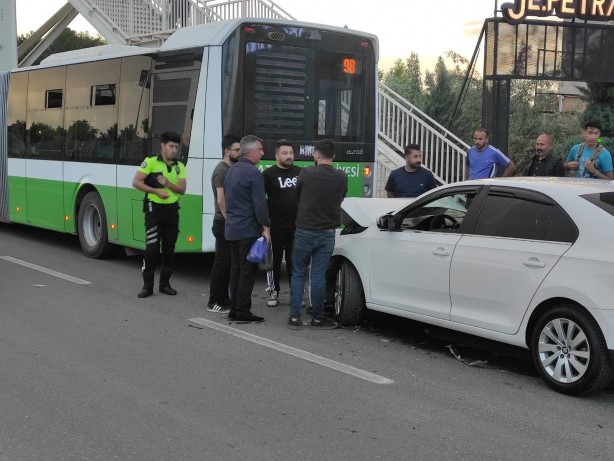 Foto - Batman’da otomobil belediye otobüsüne arkadan çarptı