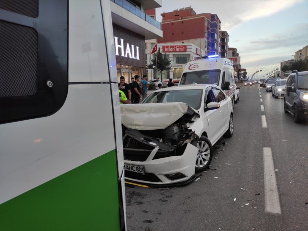 Foto - Batman’da otomobil belediye otobüsüne arkadan çarptı