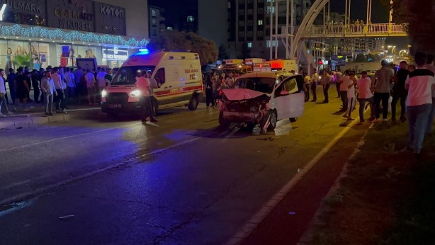Foto - Batman'da otomobil sivil polis aracına çarptı: 5 yaralı!