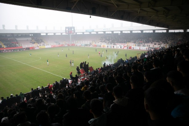 Batman'da saha karıştı! Futbola yakışmayan görüntüler