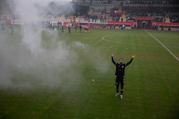 Foto - Batman'da saha karıştı! Futbola yakışmayan görüntüler