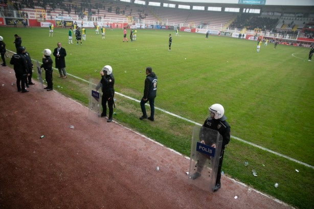 Foto - Batman'da saha karıştı! Futbola yakışmayan görüntüler