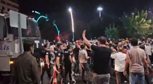 Foto - Batman'da Starbucks şubesine saldırı