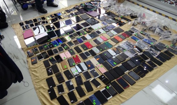 Foto - Bavul bavul indirdiler! Telefonlar 3'te 1 fiyatına satılıyor