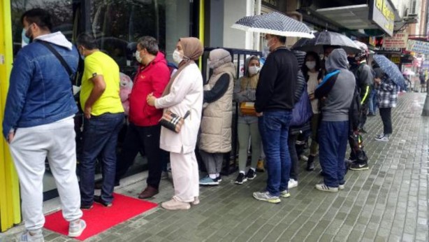 Foto - Bavul bavul indirdiler! Telefonlar 3'te 1 fiyatına satılıyor