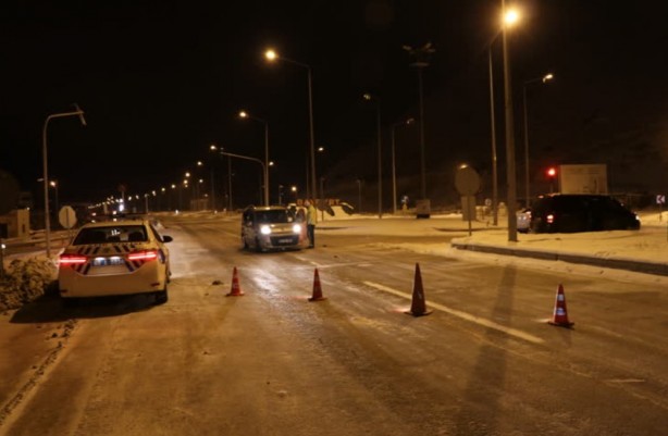 Bayburt-Erzurum kara yoluna çığ düştü! Yol ulaşıma kapatıldı