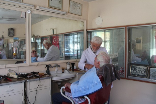 Foto - Bayburt'un en yaşlı berberi mesaiye radyonun düğmesine basarak başlıyor