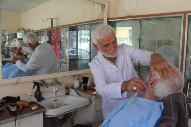 Bayburt'un en yaşlı berberi mesaiye radyonun düğmesine basarak başlıyor