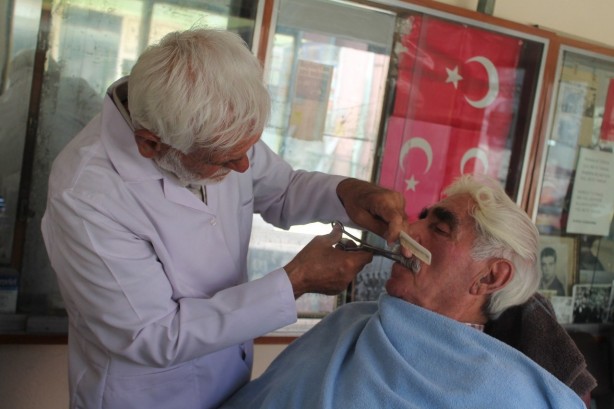 Foto - Bayburt'un en yaşlı berberi mesaiye radyonun düğmesine basarak başlıyor