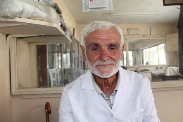 Foto - Bayburt'un en yaşlı berberi mesaiye radyonun düğmesine basarak başlıyor