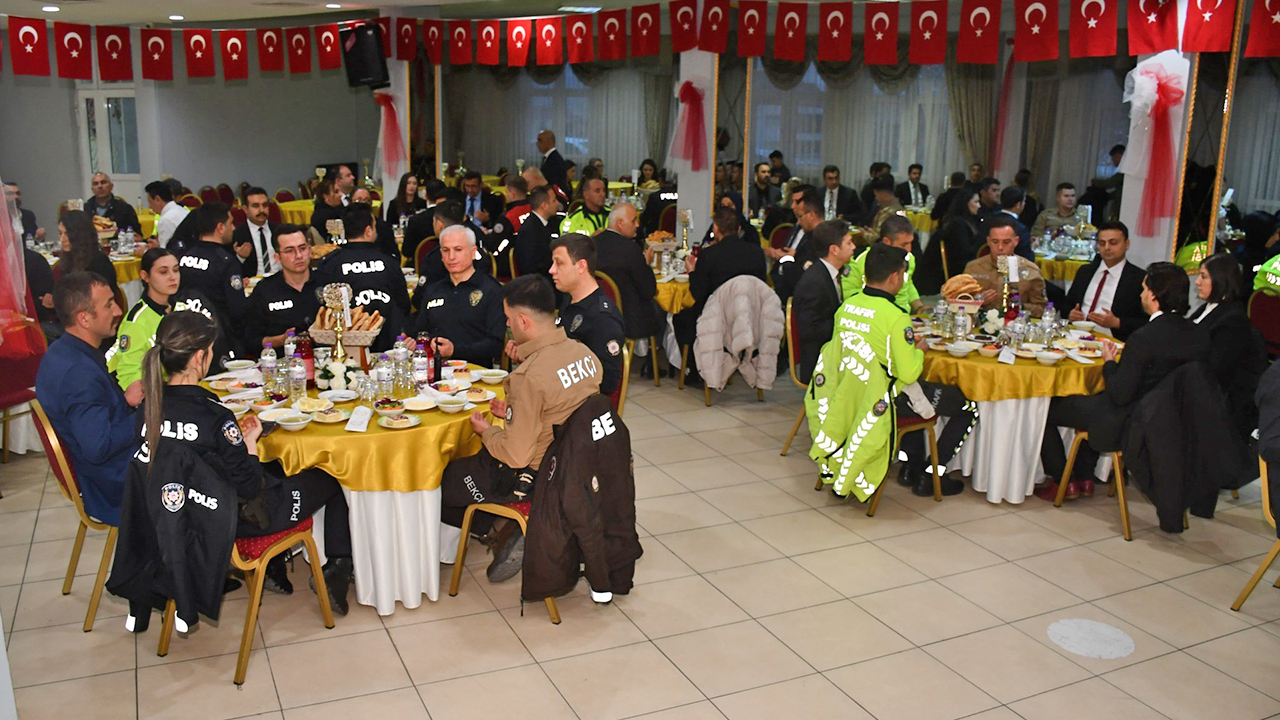 Foto - "Bayrağımız dalgalanıyorsa, fedakarlığınız sayesindedir" 