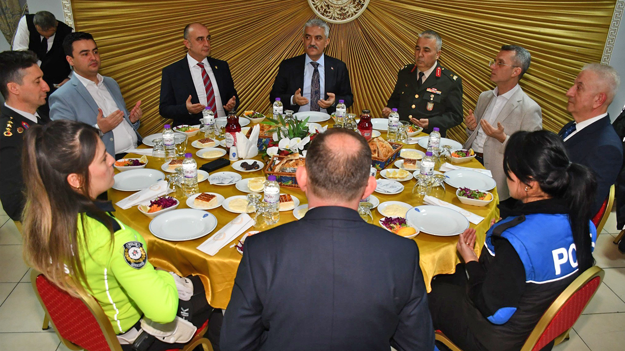 Foto - "Bayrağımız dalgalanıyorsa, fedakarlığınız sayesindedir" 