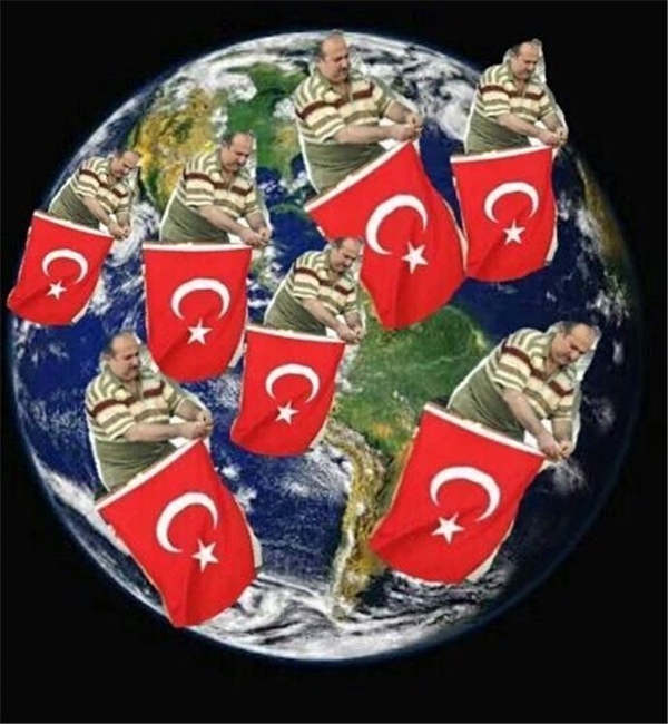 Foto - Bayrak asan amca capsleri kahkahalara boğuyor!