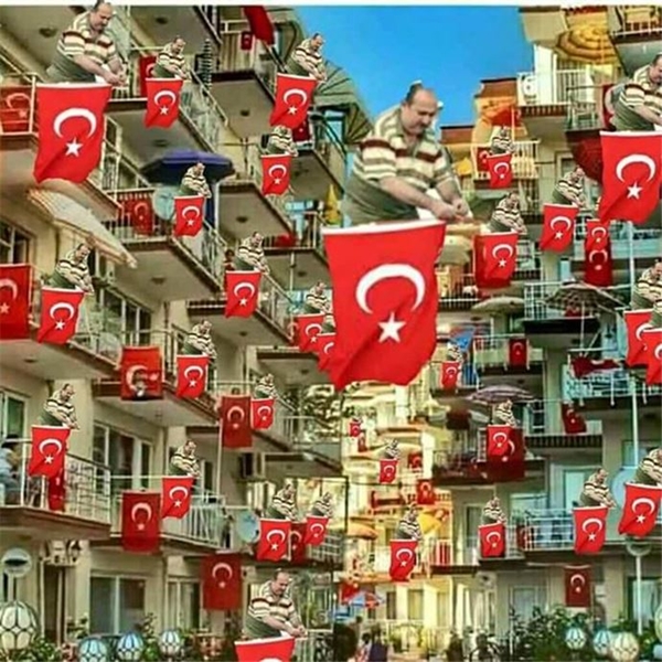 Foto - Bayrak asan amca capsleri kahkahalara boğuyor!