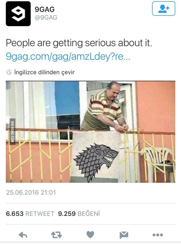 Foto - Bayrak asan amca capsleri kahkahalara boğuyor!