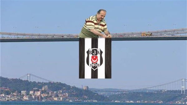 Foto - Bayrak asan amca capsleri kahkahalara boğuyor!