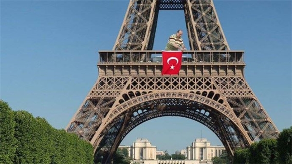 Foto - Bayrak asan amca capsleri kahkahalara boğuyor!