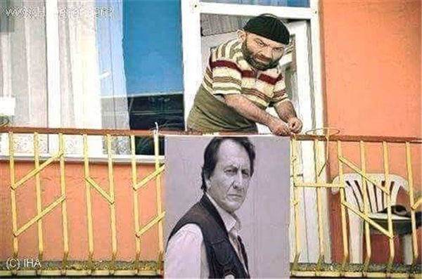 Foto - Bayrak asan amca capsleri kahkahalara boğuyor!